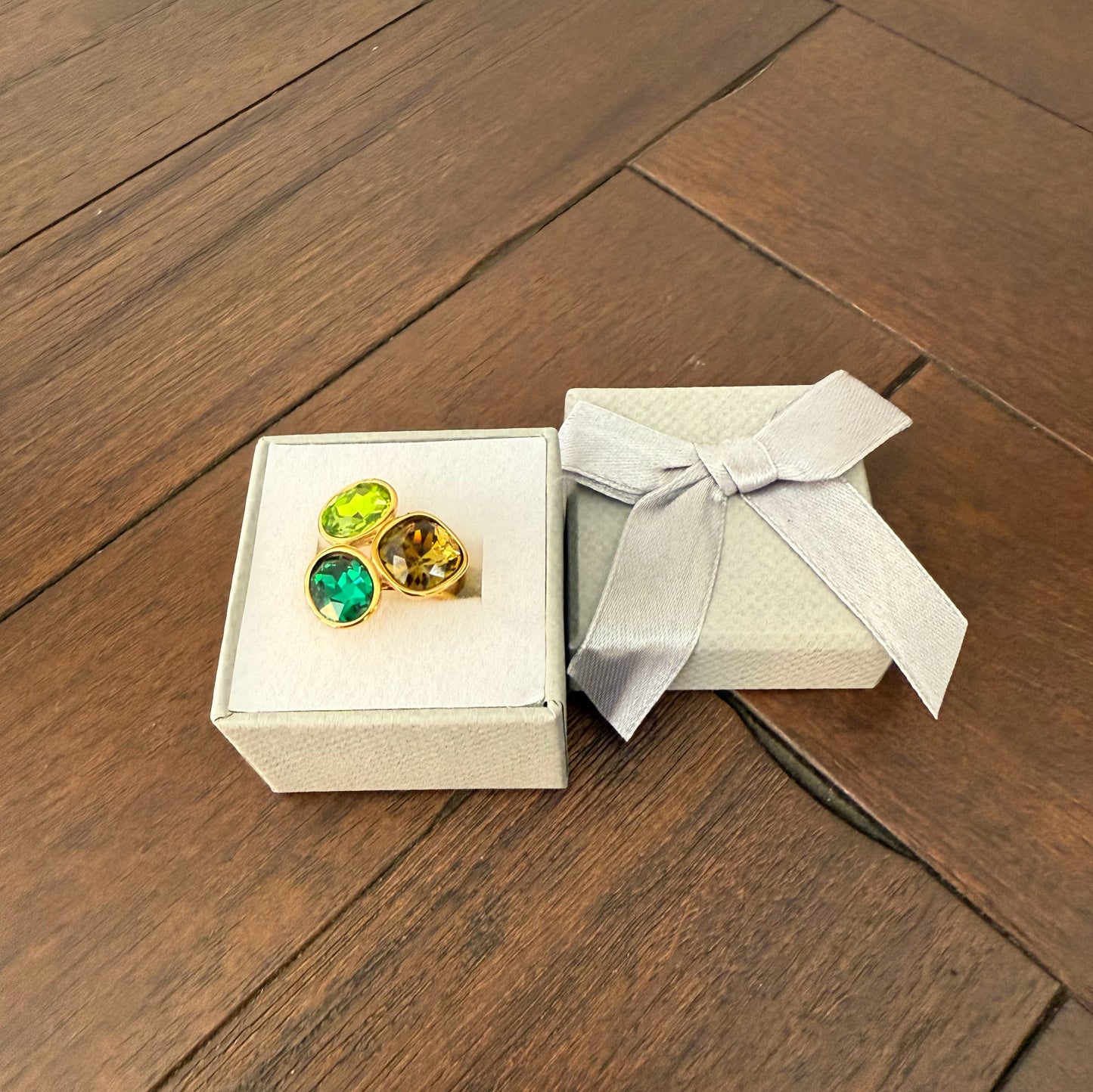 Anillo dorado con tres piedras – Diseño ajustable y elegante