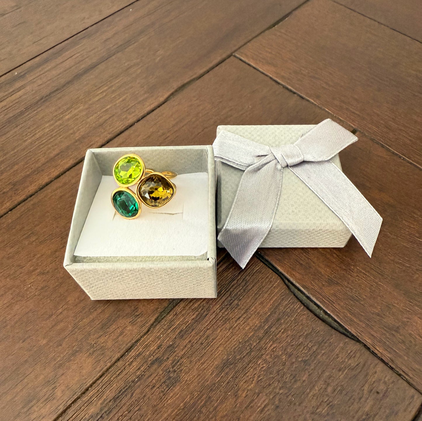 Anillo dorado con tres piedras – Diseño ajustable y elegante