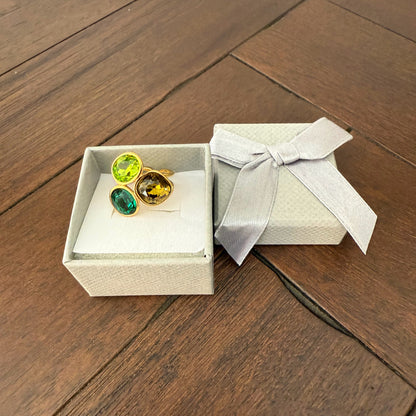 Anillo dorado con tres piedras – Diseño ajustable y elegante