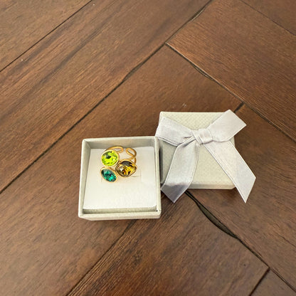 Anillo dorado con tres piedras – Diseño ajustable y elegante
