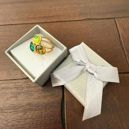Anillo dorado con tres piedras – Diseño ajustable y elegante