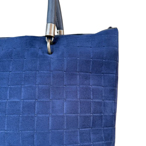 Bolso shopper de antelina con asas cortas y asa bandolera extraíble.