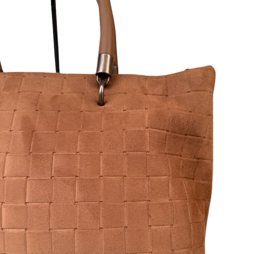 Bolso shopper de antelina con asas cortas y asa bandolera extraíble.