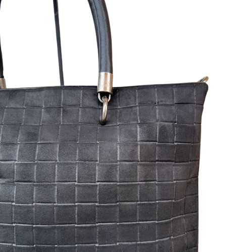 Bolso shopper de antelina con asas cortas y asa bandolera extraíble.