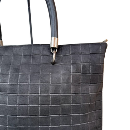 Bolso shopper de antelina con asas cortas y asa bandolera extraíble.