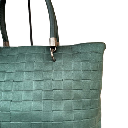 Bolso shopper de antelina con asas cortas y asa bandolera extraíble.