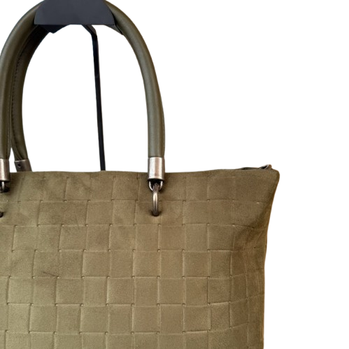 Bolso shopper de antelina con asas cortas y asa bandolera extraíble.