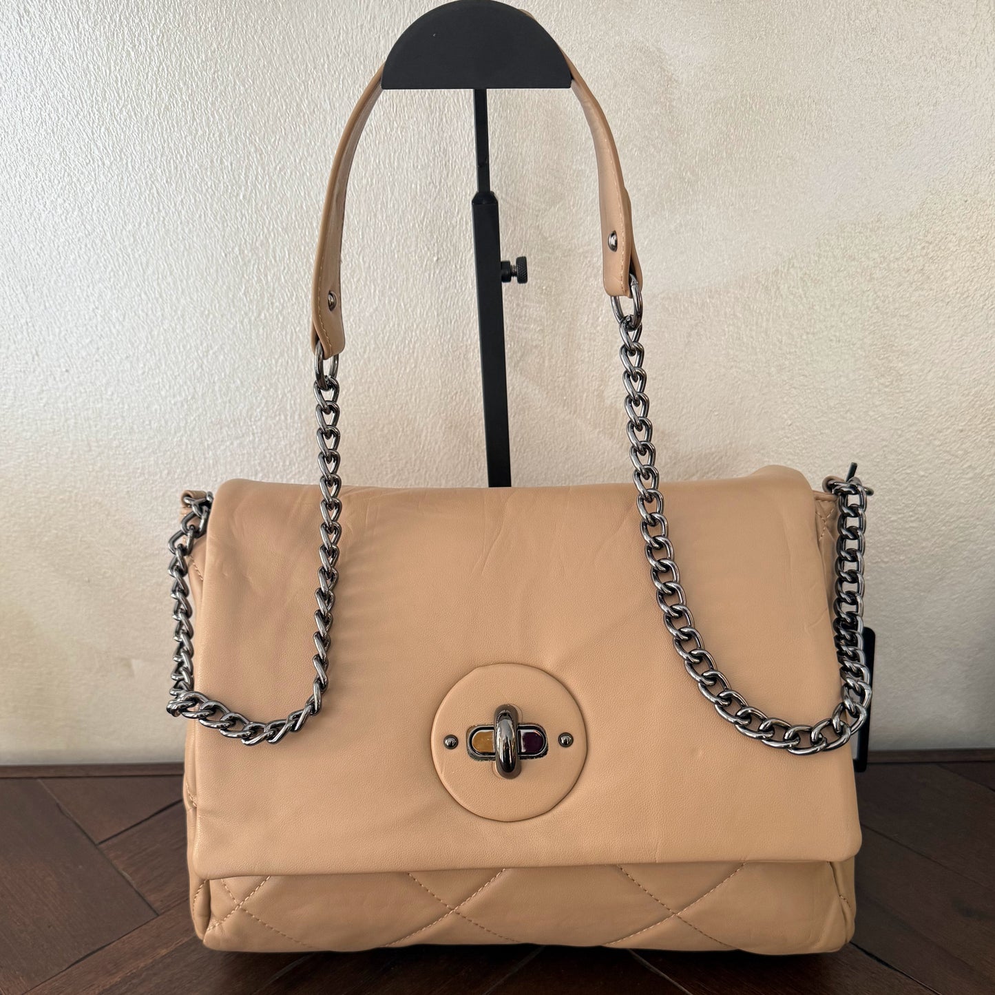 Bolso acolchado con cadena – Estilo chic y versátil.