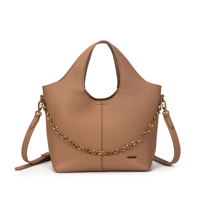 Bolso de mano con cadena dorada y diseño estructurado con asa bandolera.