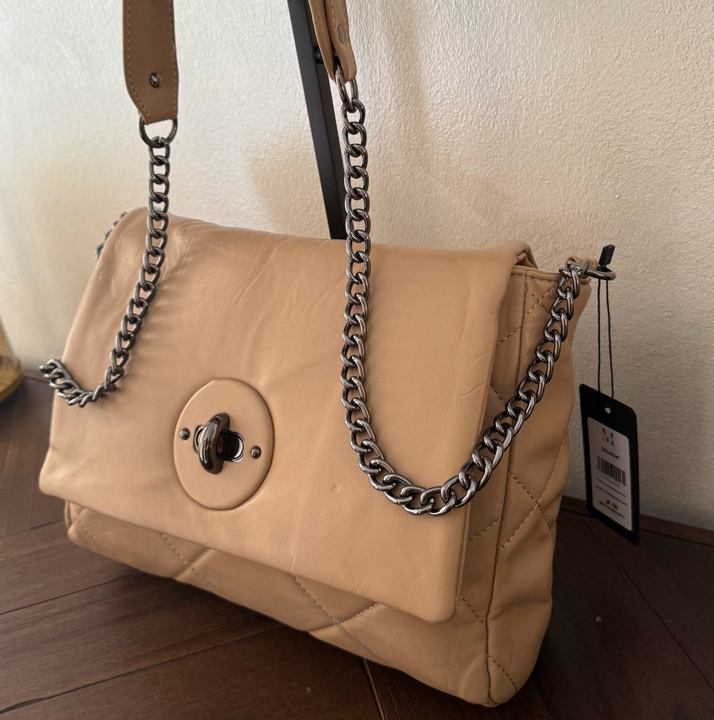 Bolso acolchado con cadena – Estilo chic y versátil.