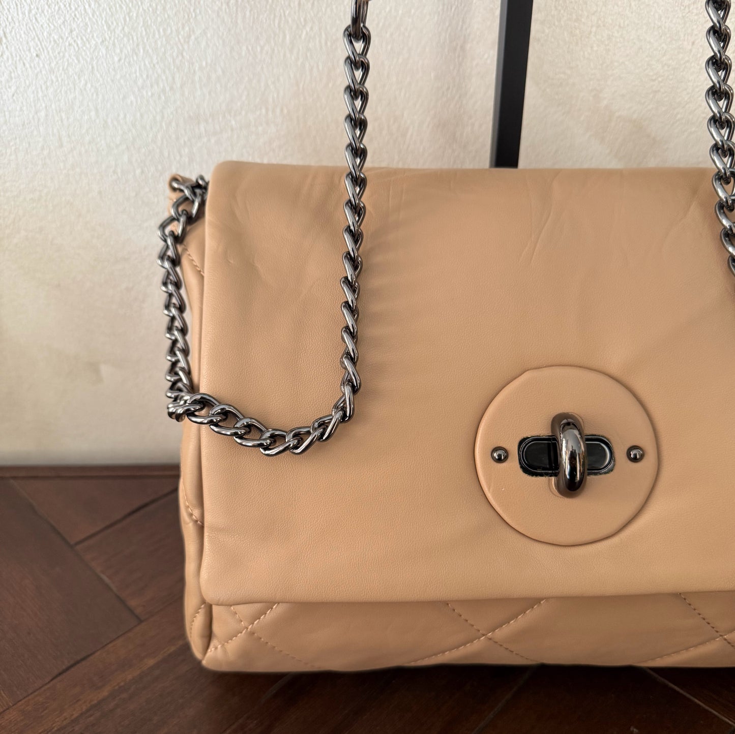 Bolso acolchado con cadena – Estilo chic y versátil.