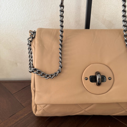 Bolso acolchado con cadena – Estilo chic y versátil.