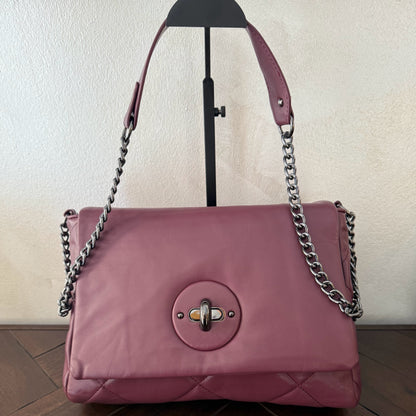 Bolso acolchado con cadena – Estilo chic y versátil.