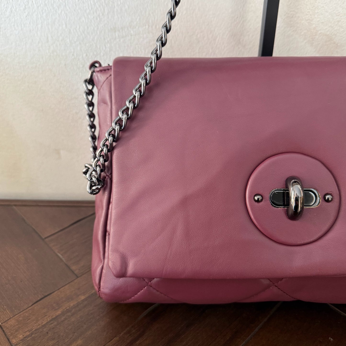 Bolso acolchado con cadena – Estilo chic y versátil.
