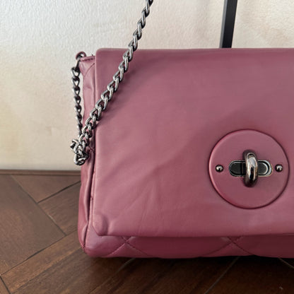 Bolso acolchado con cadena – Estilo chic y versátil.