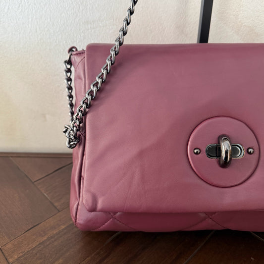 Bolso acolchado con cadena – Estilo chic y versátil.