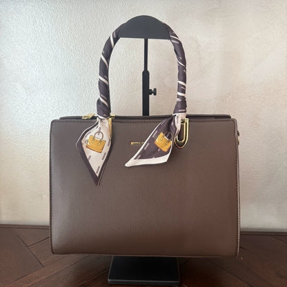Bolso Elegancia Clásica con Asa Enfundada con pañuelo y Detalles Dorados