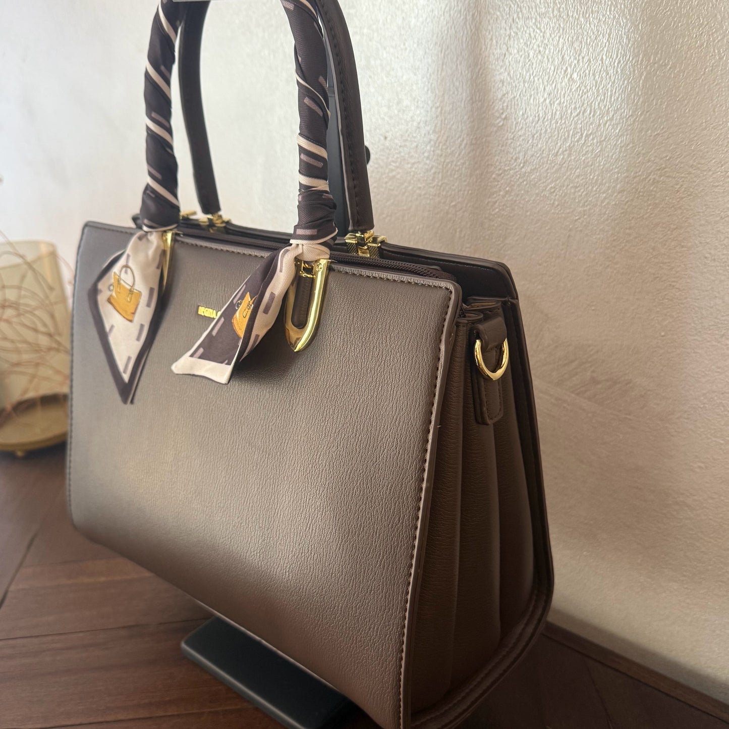 Bolso Elegancia Clásica con Asa Enfundada con pañuelo y Detalles Dorados