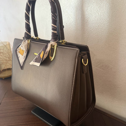Bolso Elegancia Clásica con Asa Enfundada con pañuelo y Detalles Dorados