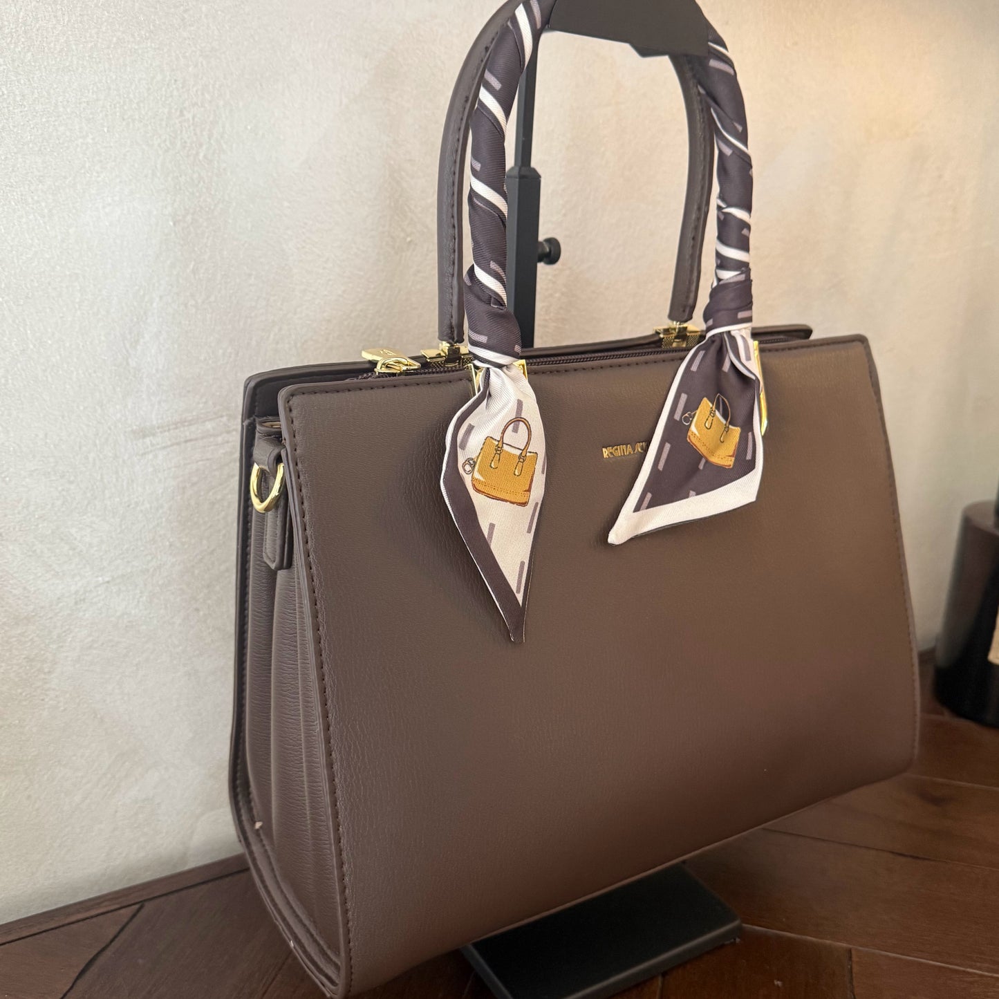 Bolso Elegancia Clásica con Asa Enfundada con pañuelo y Detalles Dorados