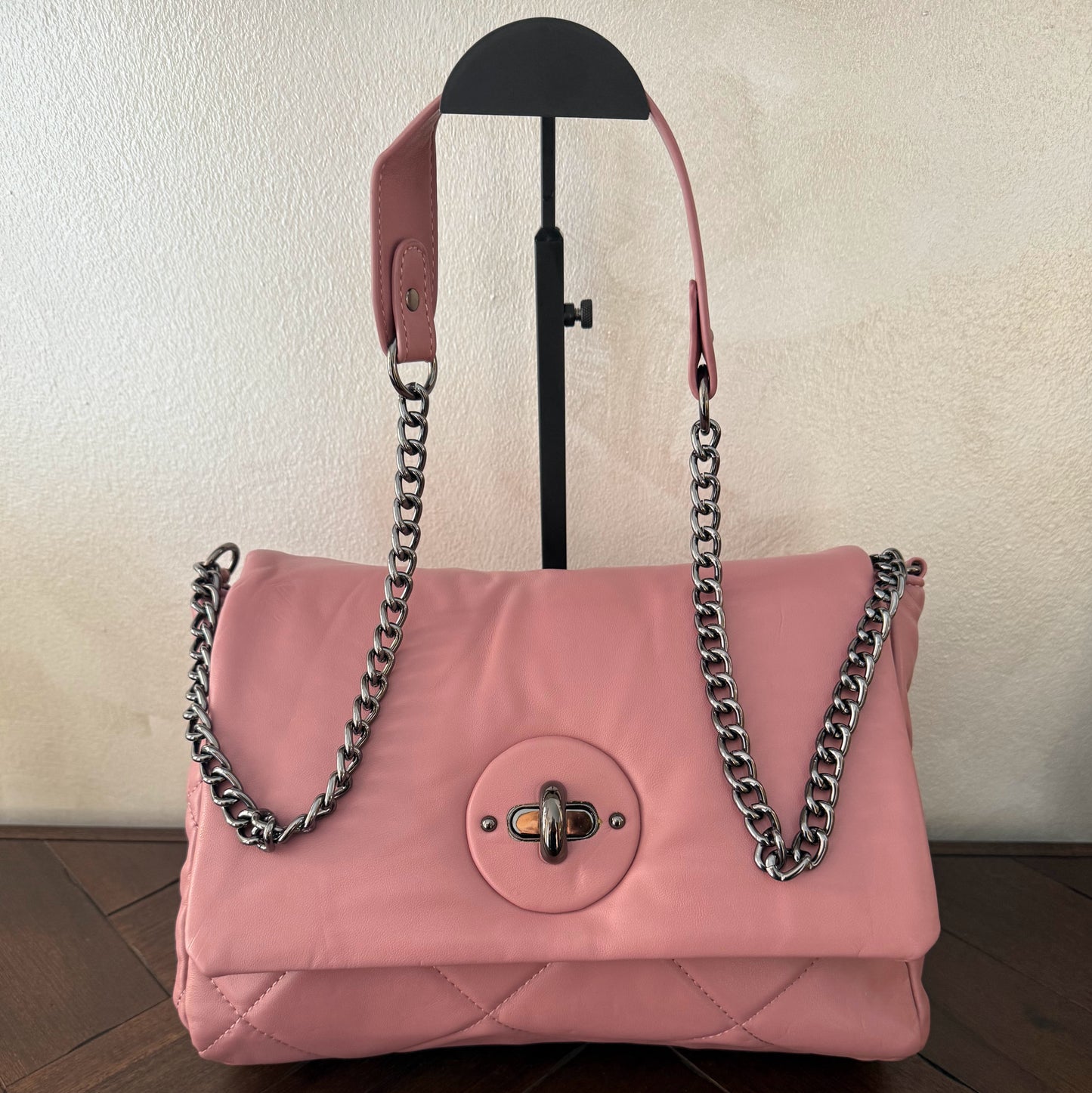 Bolso acolchado con cadena – Estilo chic y versátil.
