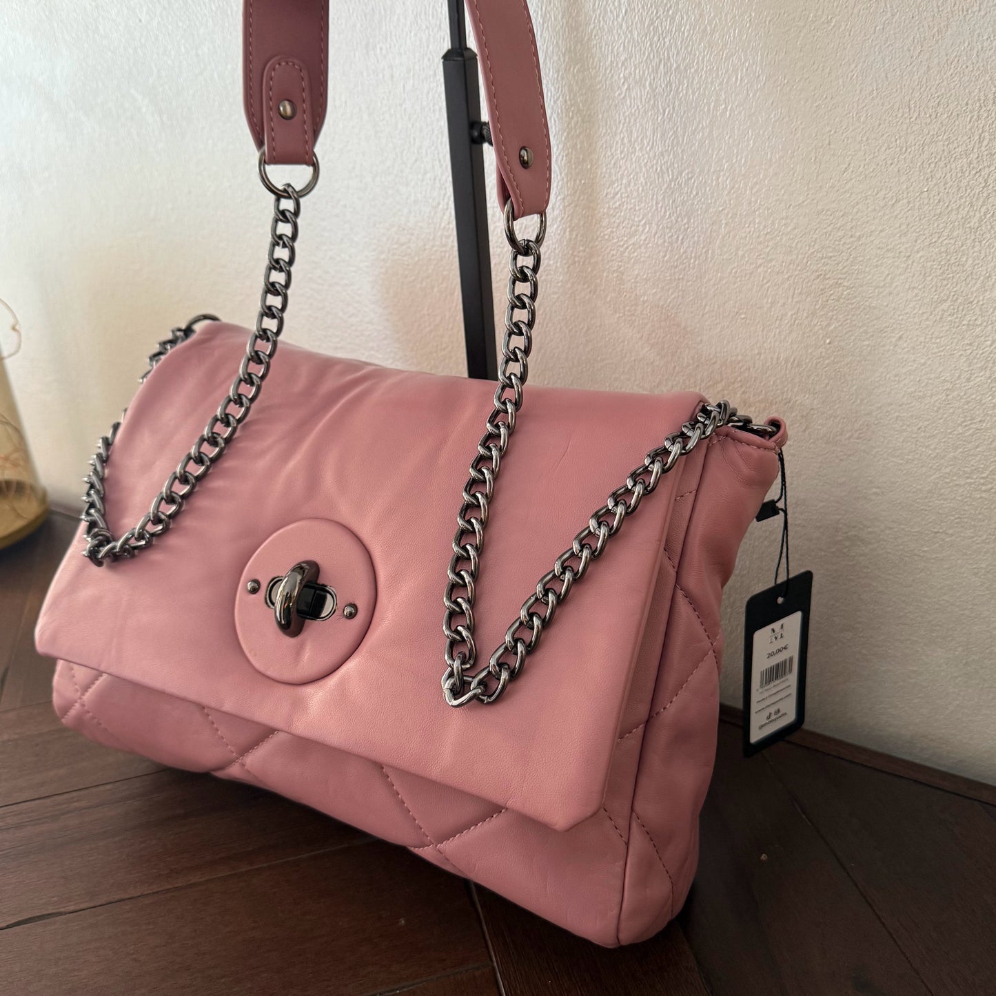 Bolso acolchado con cadena – Estilo chic y versátil.
