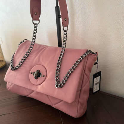 Bolso acolchado con cadena – Estilo chic y versátil.