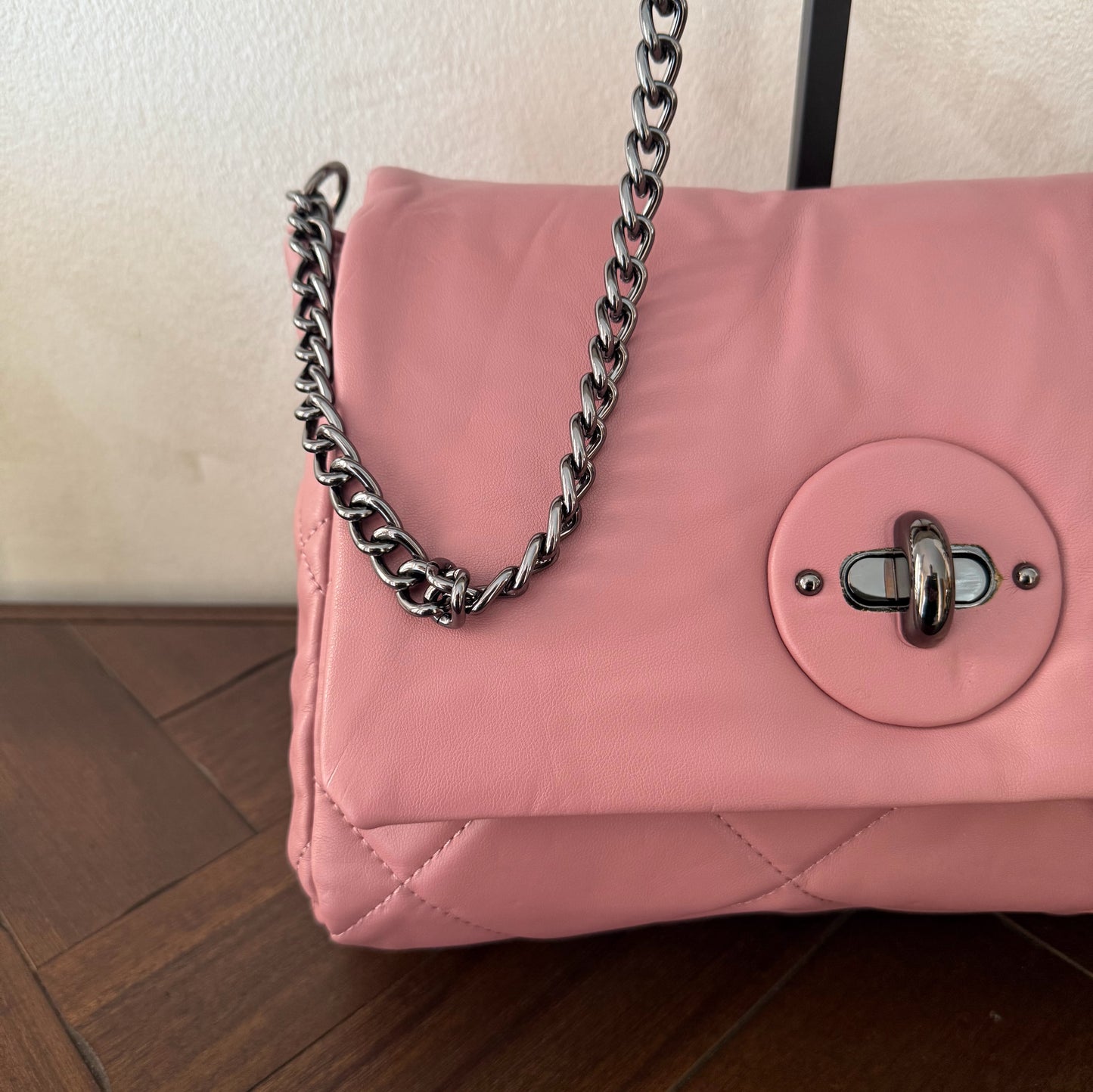 Bolso acolchado con cadena – Estilo chic y versátil.