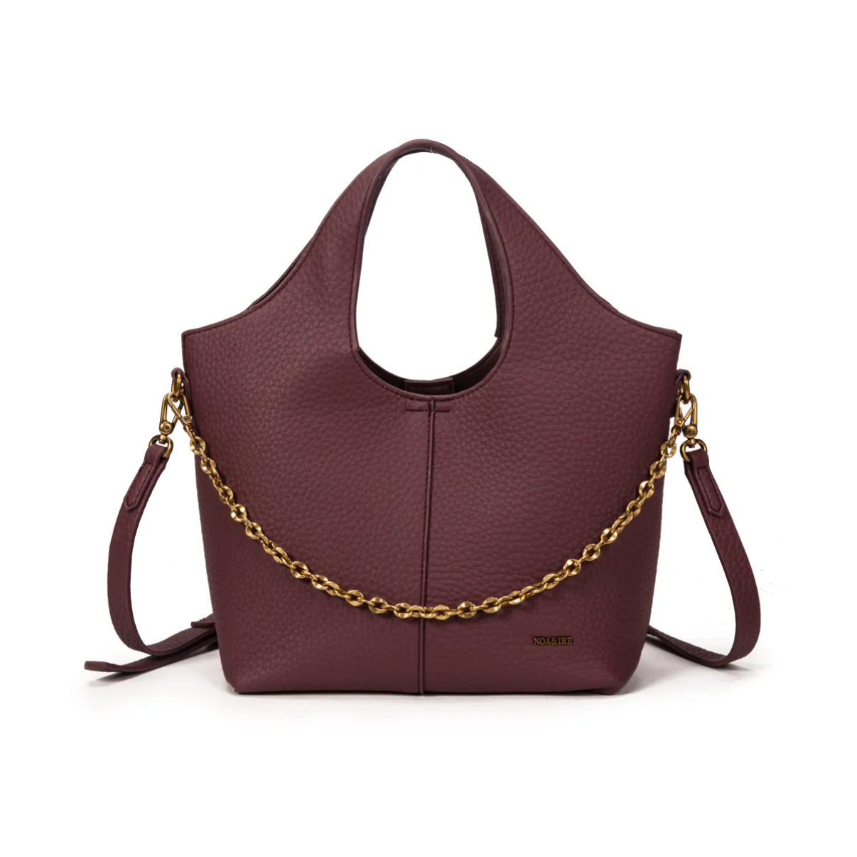 Bolso de mano con cadena dorada y diseño estructurado con asa bandolera.