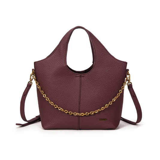 Bolso de mano con cadena dorada y diseño estructurado con asa bandolera.