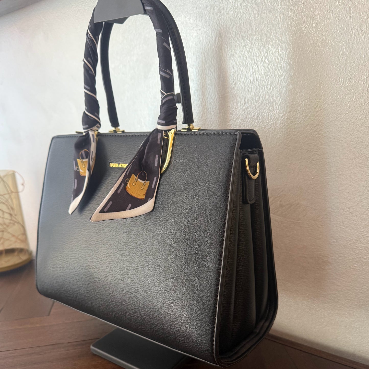 Bolso Elegancia Clásica con Asa Enfundada con pañuelo y Detalles Dorados