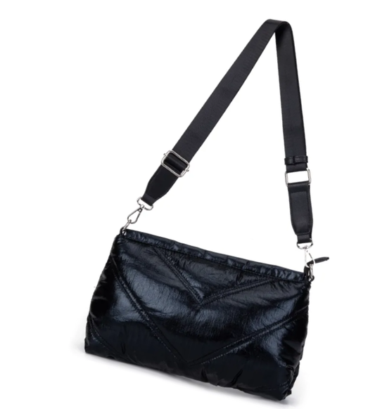 Bolso acolchado con asa graduable.