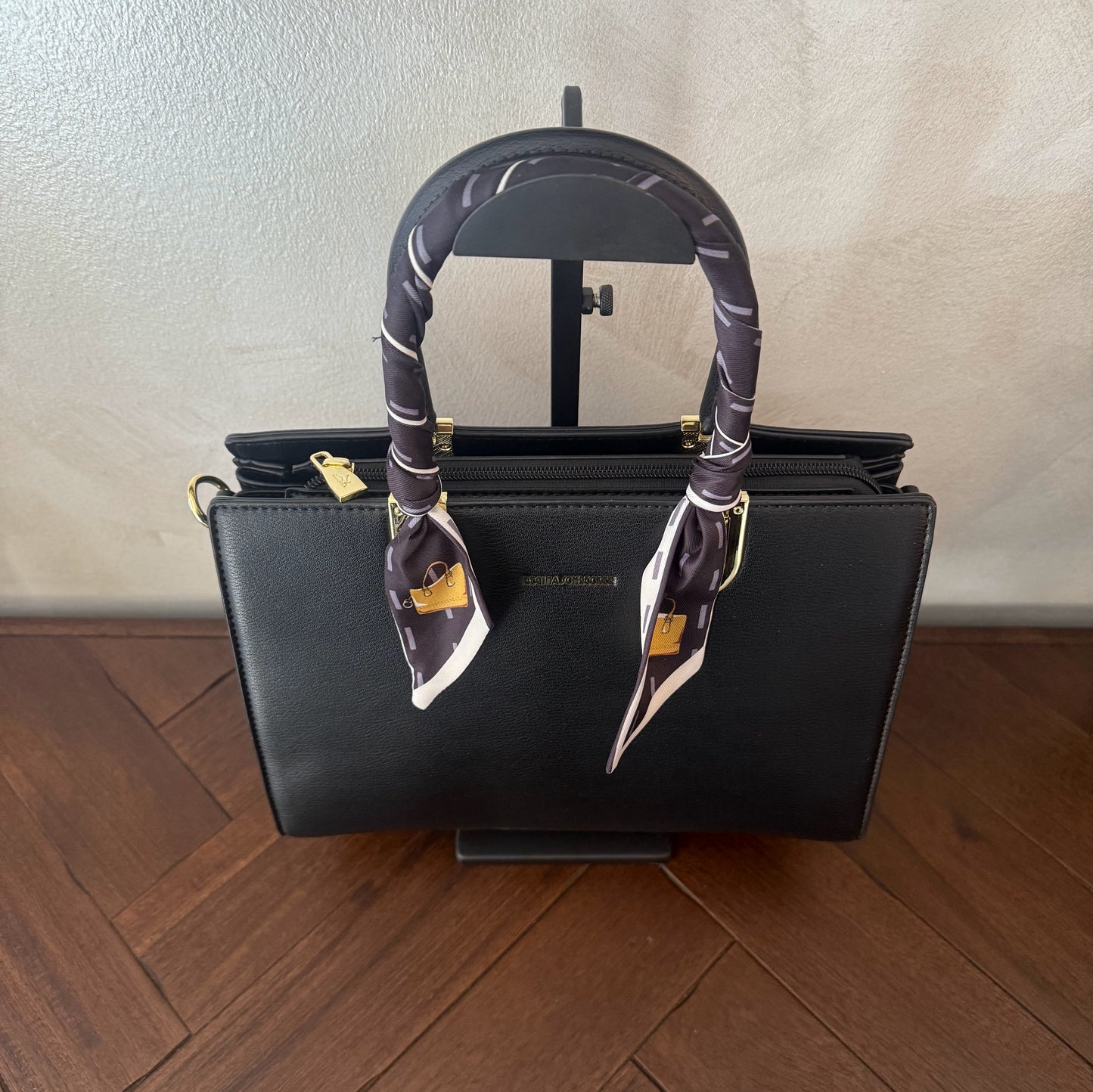 Bolso Elegancia Clásica con Asa Enfundada con pañuelo y Detalles Dorados