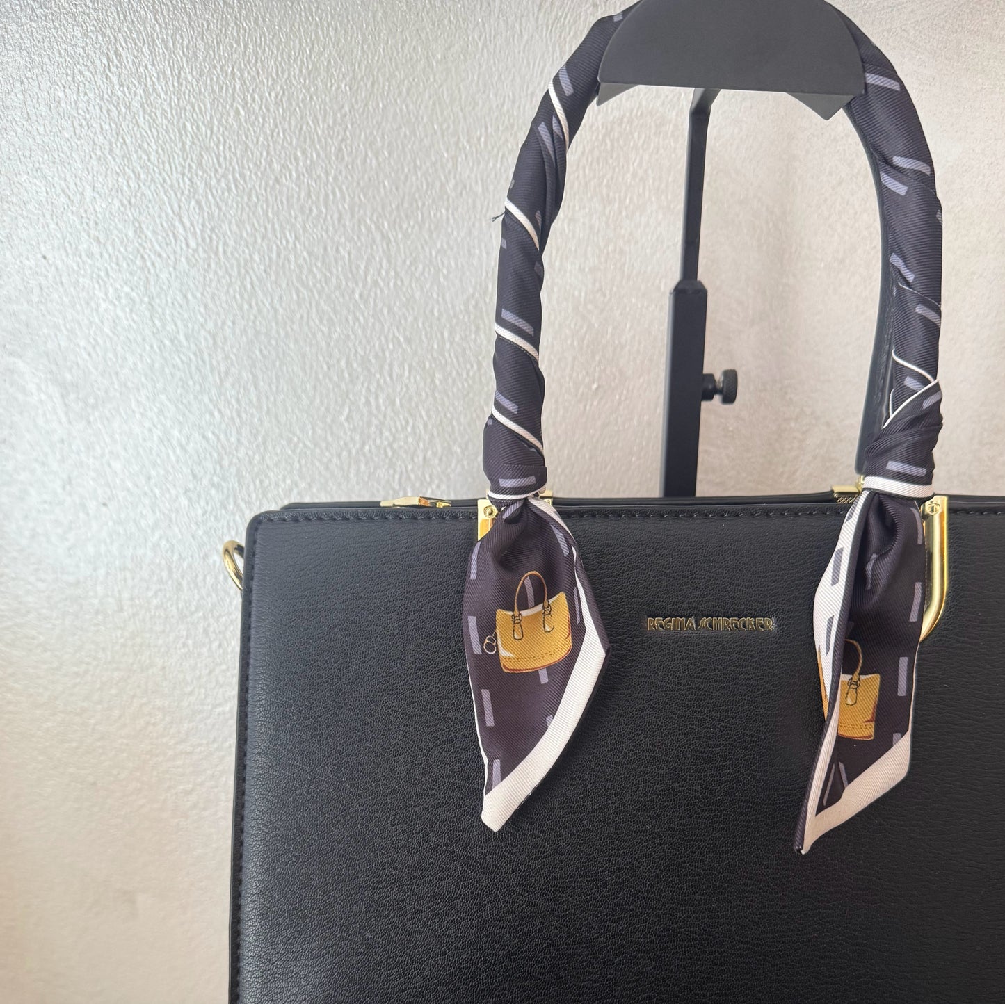 Bolso Elegancia Clásica con Asa Enfundada con pañuelo y Detalles Dorados