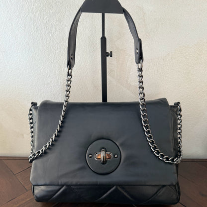 Bolso acolchado con cadena – Estilo chic y versátil.