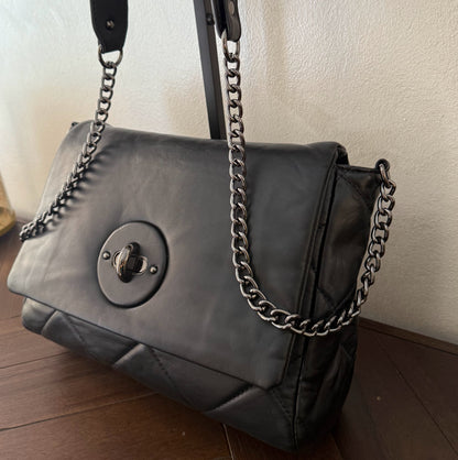 Bolso acolchado con cadena – Estilo chic y versátil.