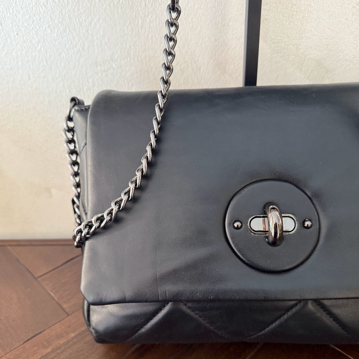 Bolso acolchado con cadena – Estilo chic y versátil.