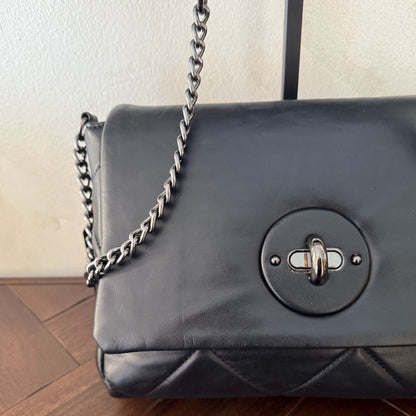 Bolso acolchado con cadena – Estilo chic y versátil.