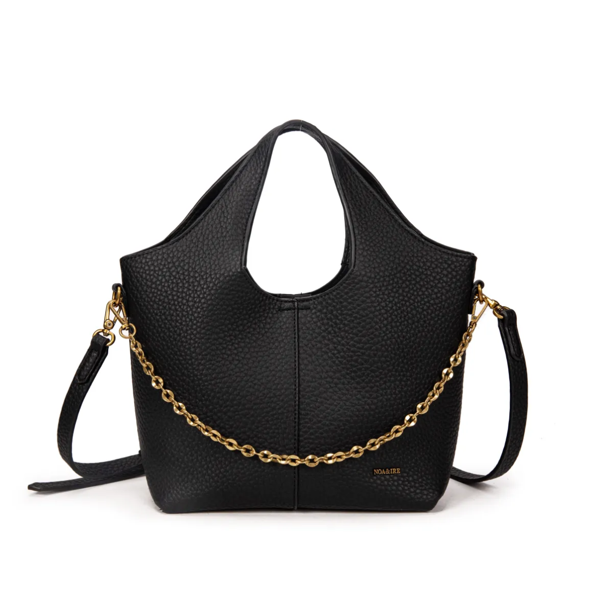 Bolso de mano con cadena dorada y diseño estructurado con asa bandolera.