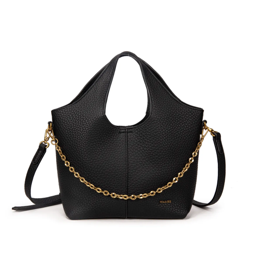 Bolso de mano con cadena dorada y diseño estructurado con asa bandolera.
