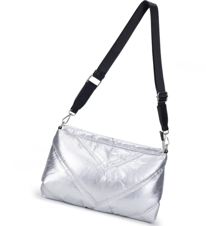 Bolso acolchado con asa graduable.