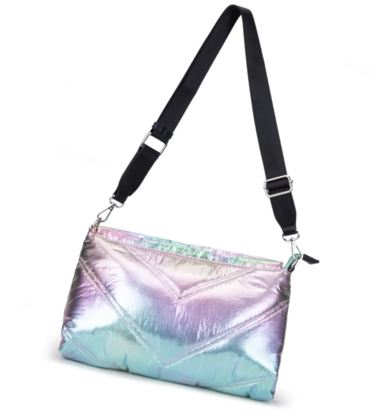 Bolso acolchado con asa graduable.