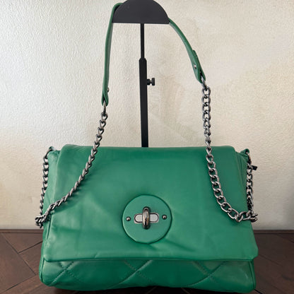 Bolso acolchado con cadena – Estilo chic y versátil.