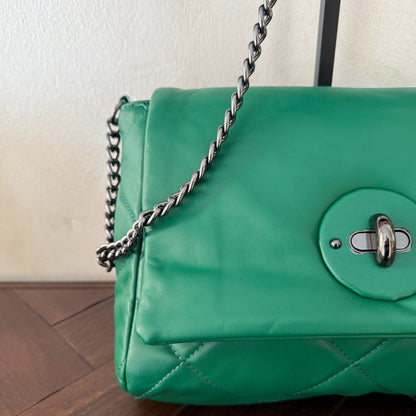 Bolso acolchado con cadena – Estilo chic y versátil.
