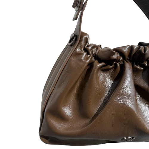 Bolso de mano o bandolera fruncido efecto piel.