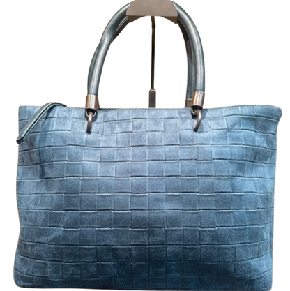 Bolso shopper de antelina con asas cortas y asa bandolera extraíble.