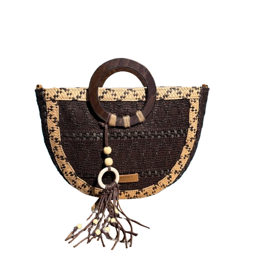 Bolso de mimbre marrón chocolate con asas de madera y bandolera extraíble.
