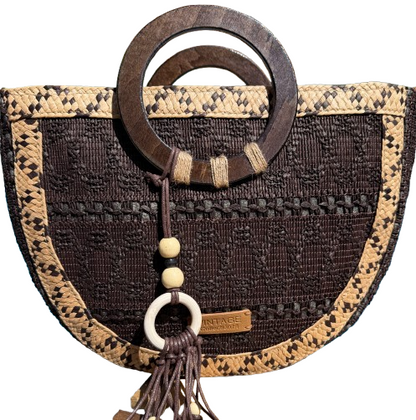 Bolso de mimbre marrón chocolate con asas de madera y bandolera extraíble.
