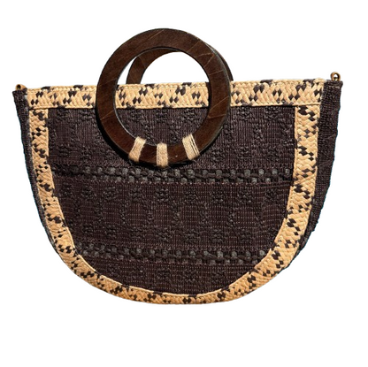 Bolso de mimbre marrón chocolate con asas de madera y bandolera extraíble.