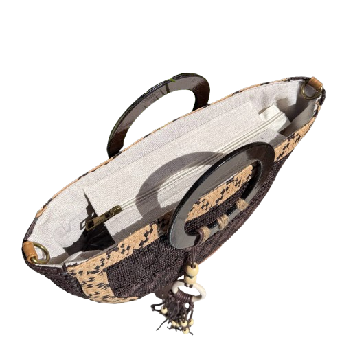 Bolso de mimbre marrón chocolate con asas de madera y bandolera extraíble.